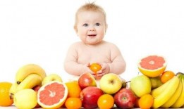 宝宝饭前吃乳瓜,营养美味助成长