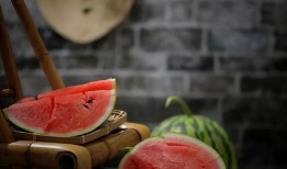 吃瓜惬意的诗句,夏日消暑的悠闲时光