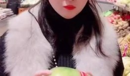 潍坊美女吃瓜,夏日风情尽展无遗